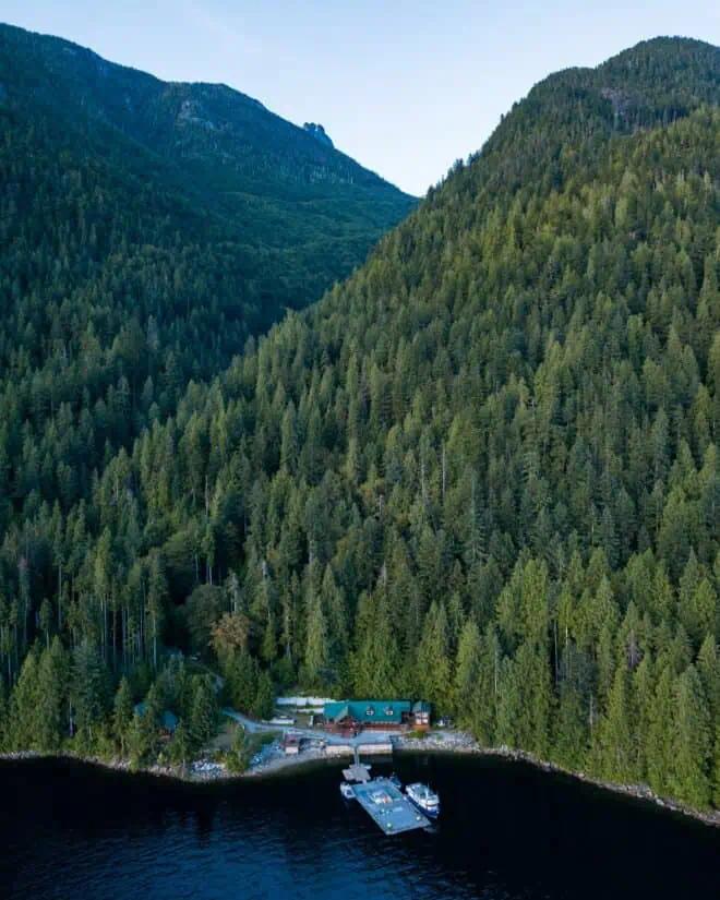Blick von oben auf das Klahoose Resort