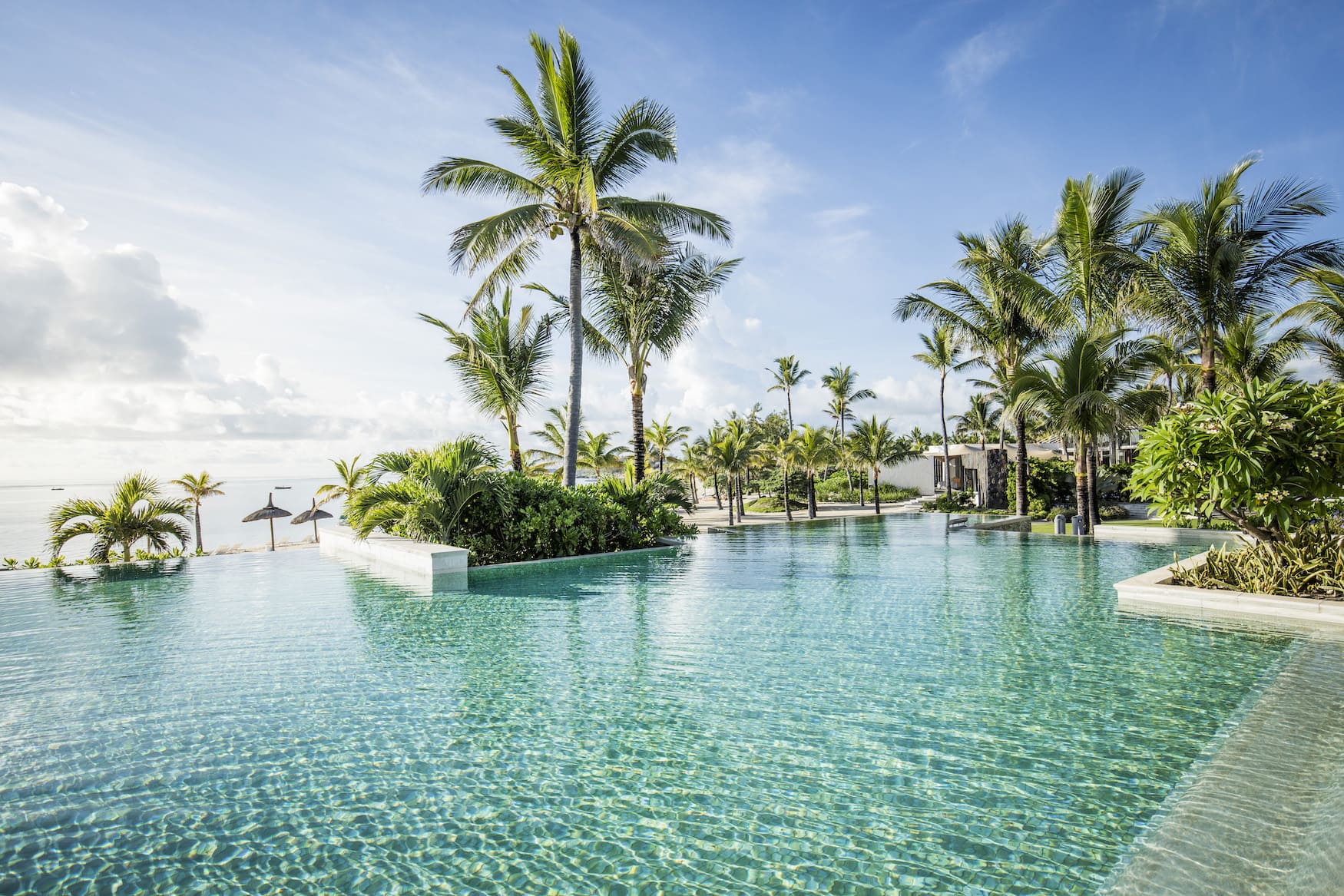 Poollandschaft im Long Beach Hotel
