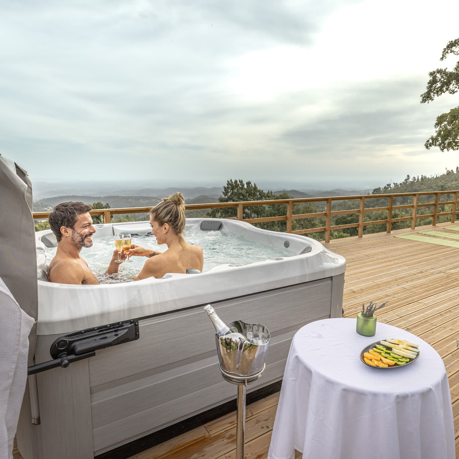 Paar in Jacuzzi in Portugal