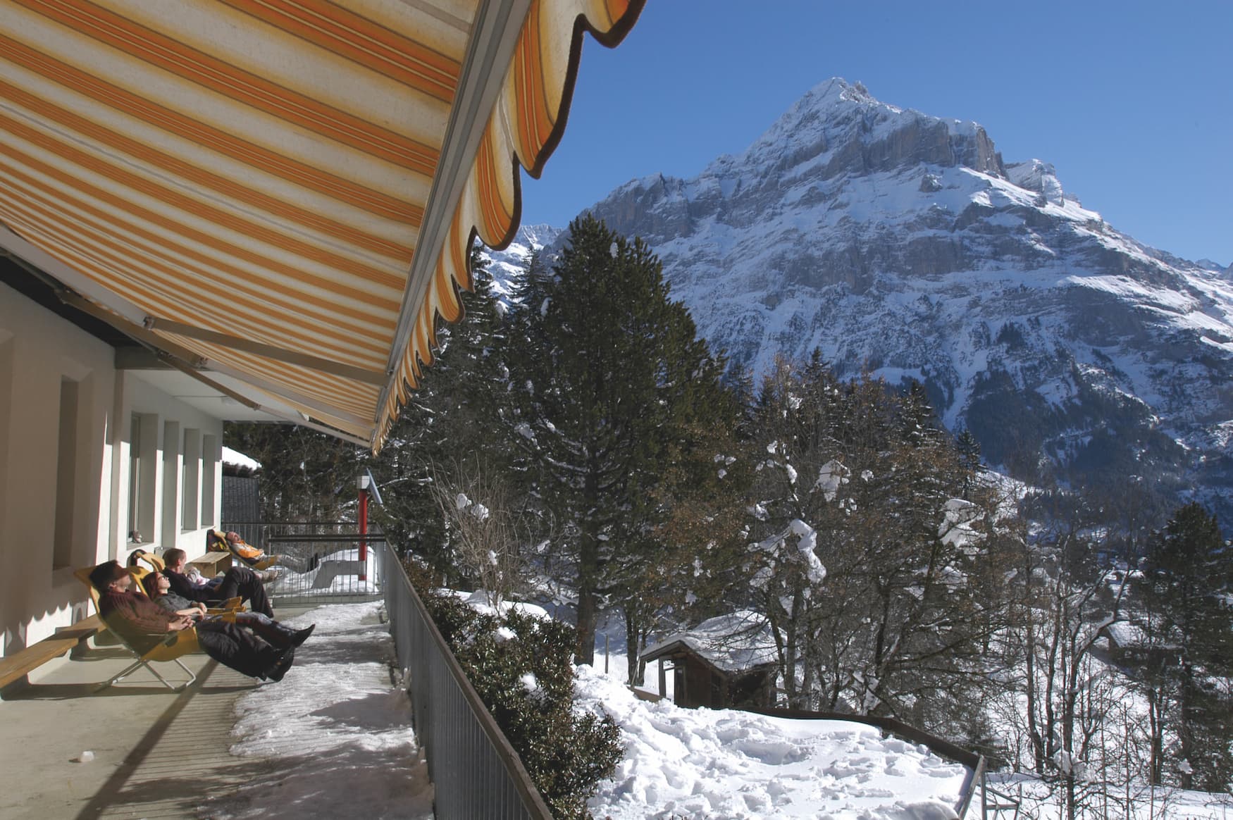 Menschen auf einer Terrasse in der Jugendherberge Grindelwald
