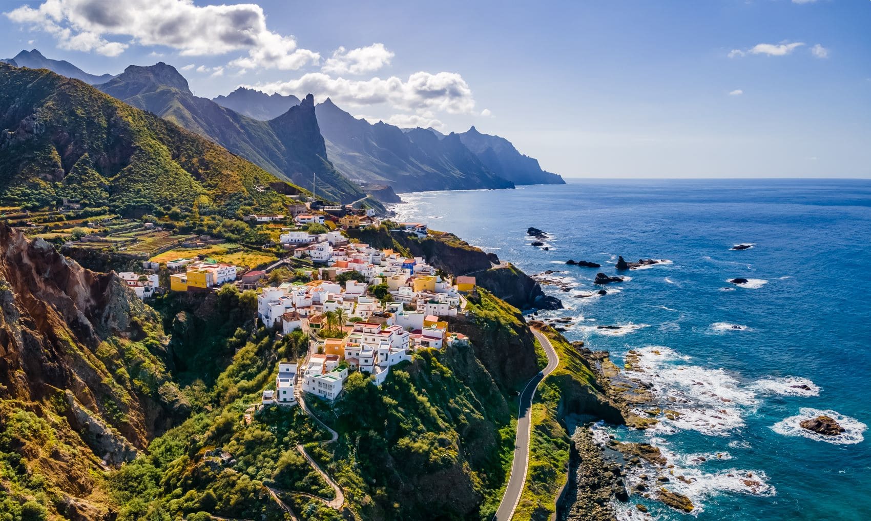 Ortschaft auf Felsen vor Küste Teneriffa