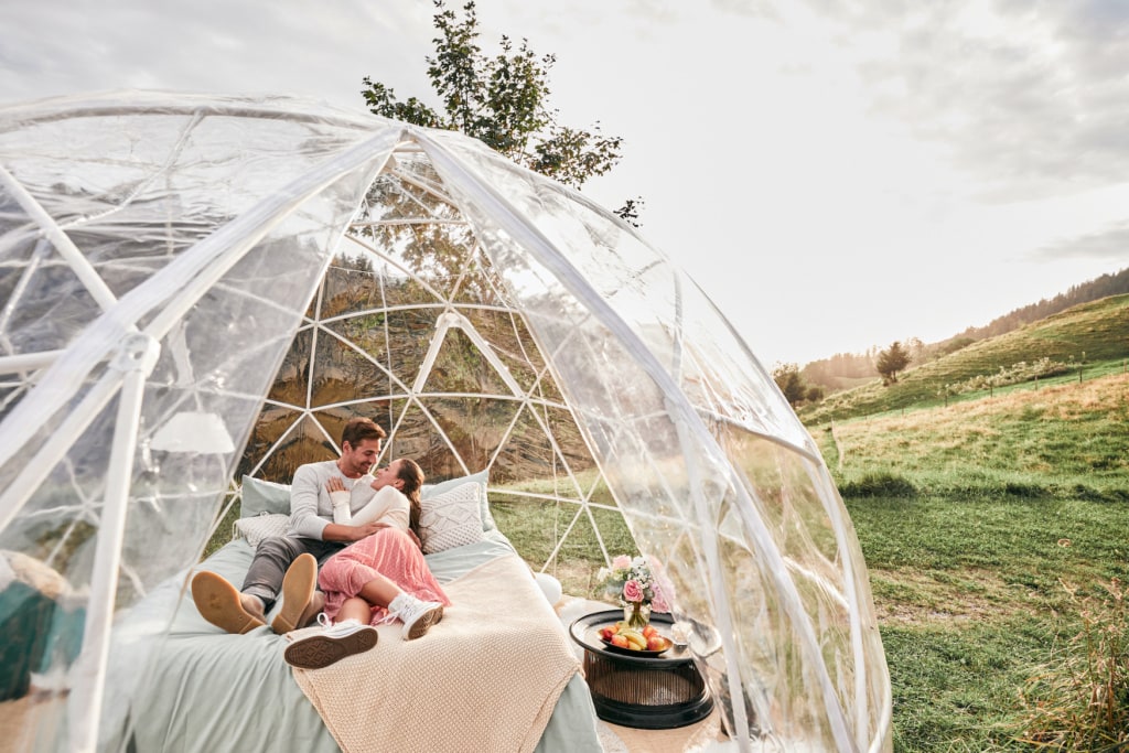 Paar im Bubble-Hotel
