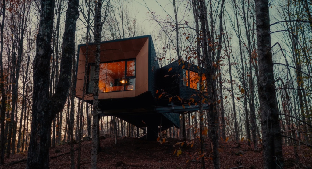 Baumhäuser von Hårtwood in einem Wald in Kanada.