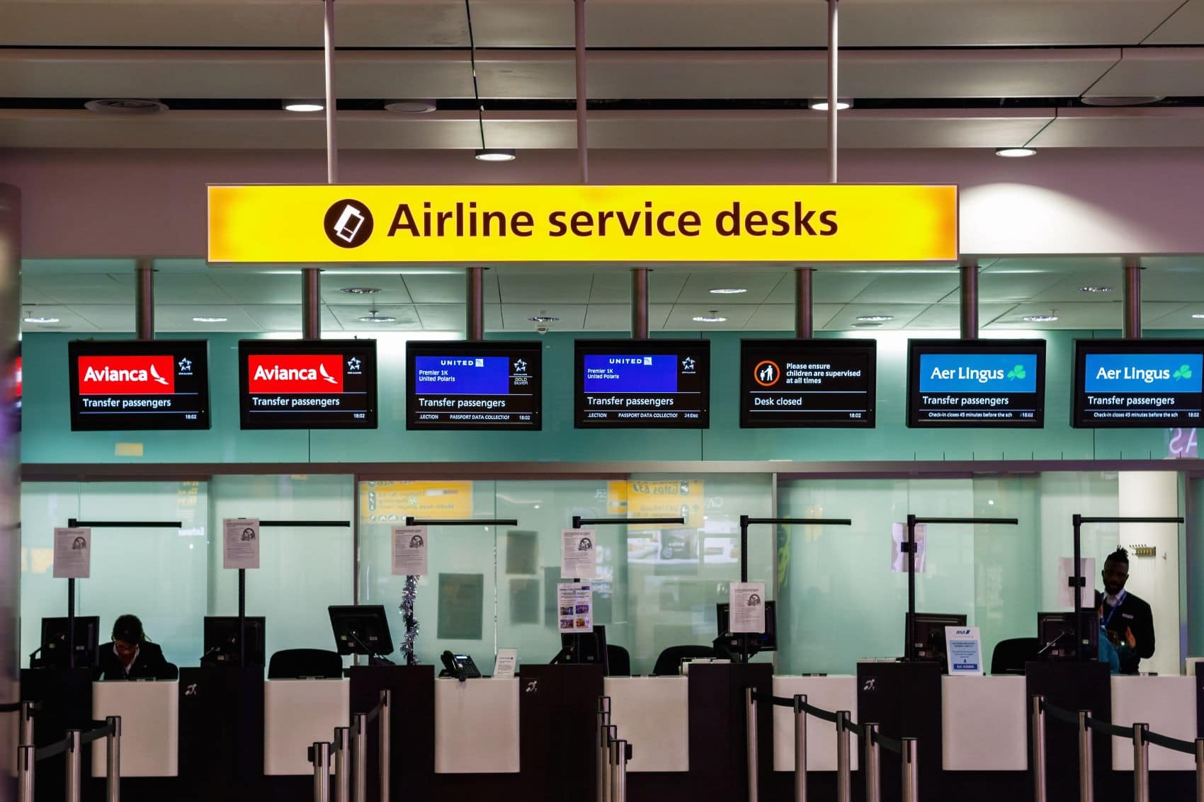 Service-Desk-Schalter in einem Flughafen in London 