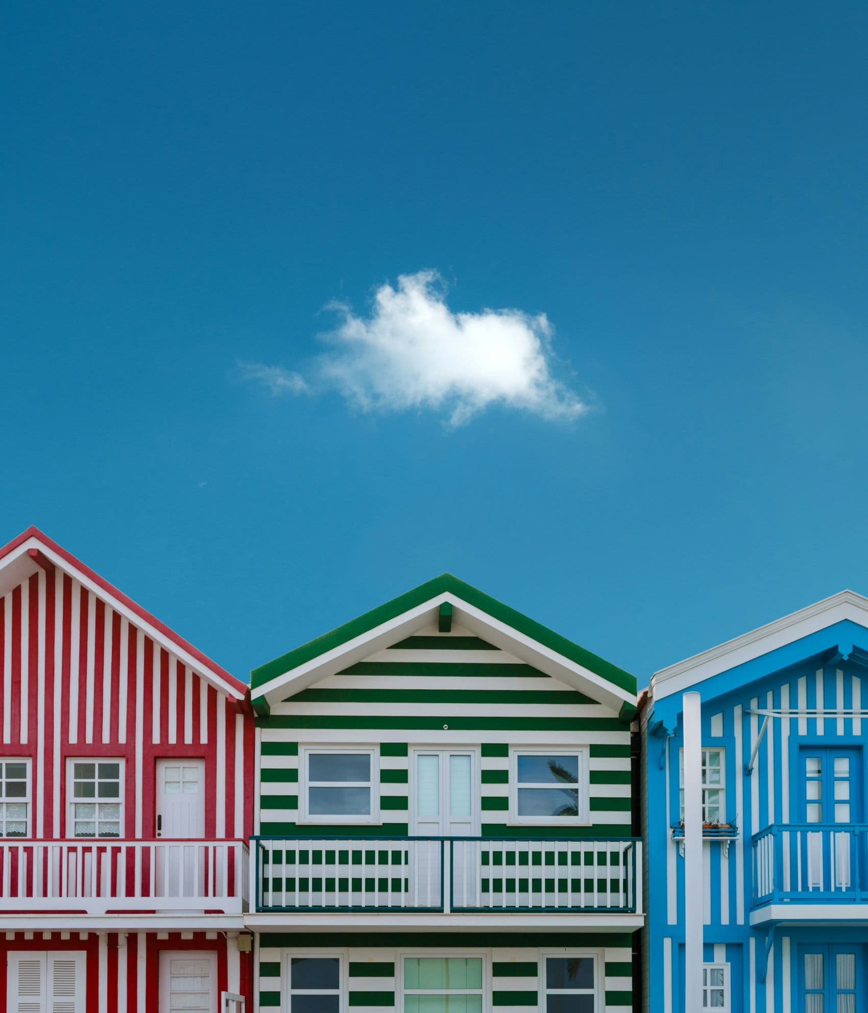 Bunt gestreifte Fischerhäuser in Costa Nova, Portugal 