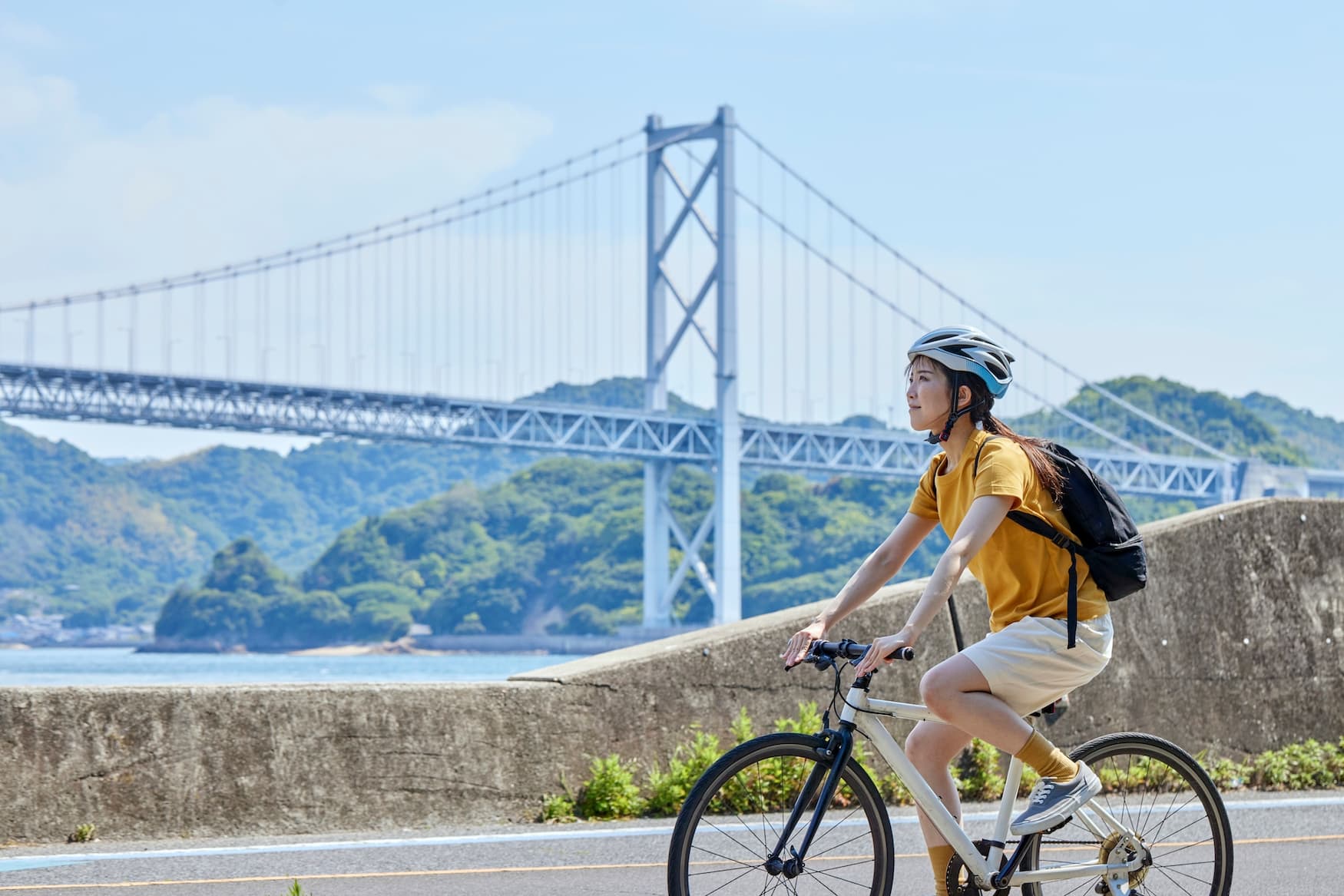Frau auf Rad in Shimanami Kaido
