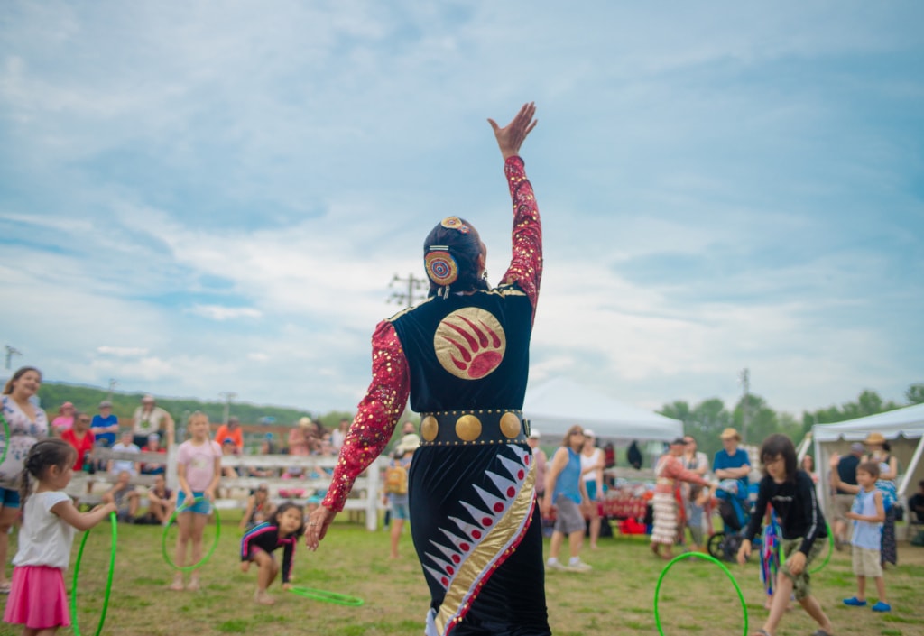 Indigene Person tritt auf dem Powwow auf Manitoulin Island, Kanada