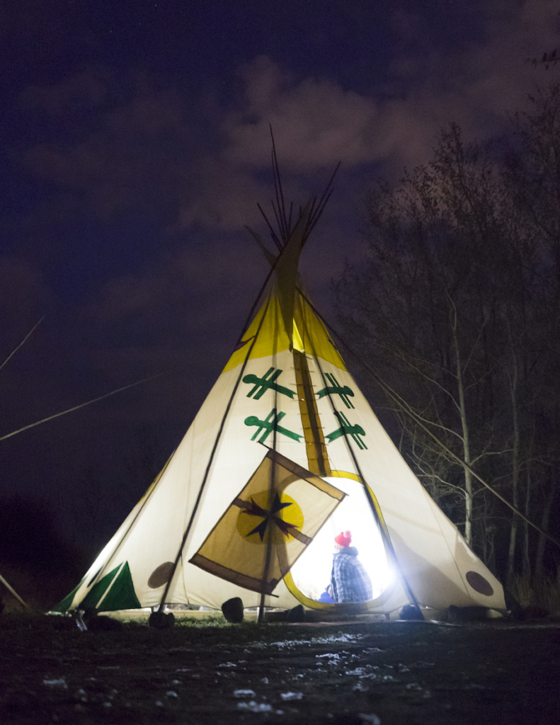 Ein Tipi im Wanuskewin Heritage Park in-der Nacht