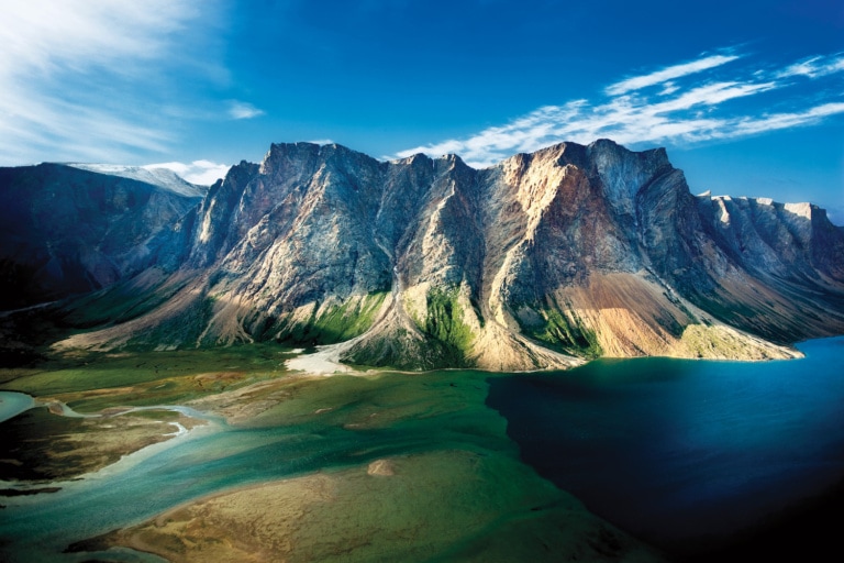 Berg am Wasser im Torngat Nationalpark in Labrador, Kanada