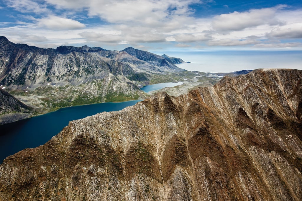 Berg im Torngat Nationalpark in Kanada umgeben von Wasser.