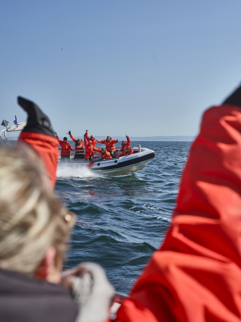 Eine Gruppe von Menschen beim Whale Watching in Tadousac, Quebec, Kanada