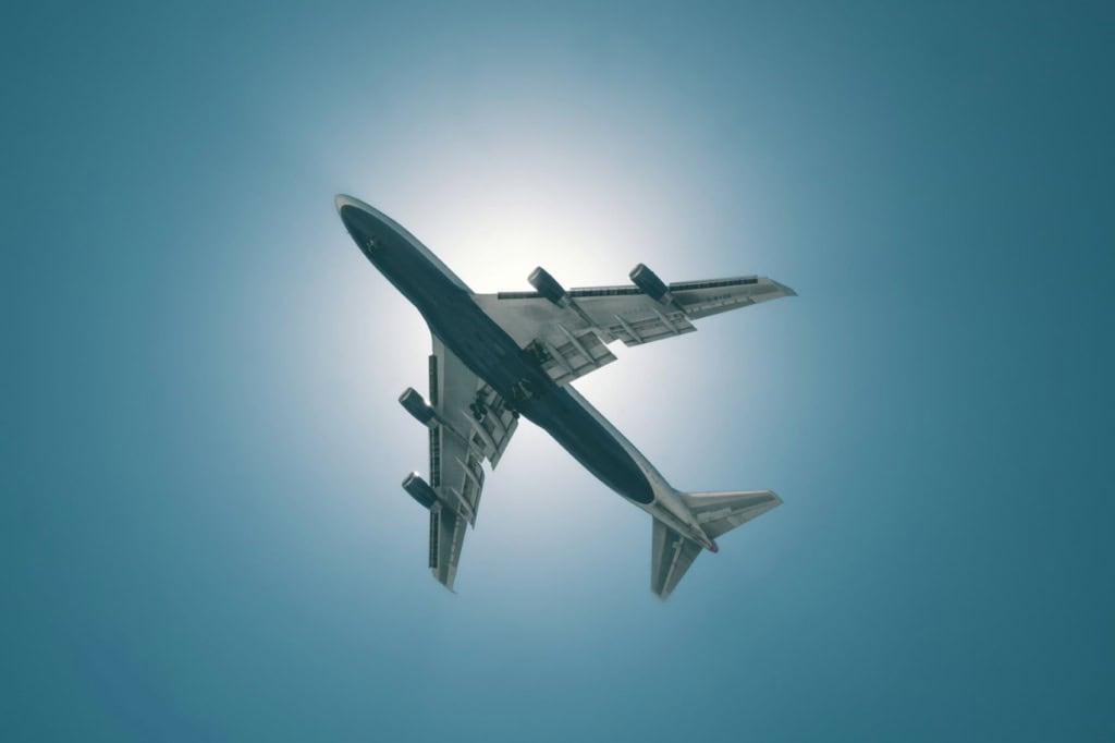 Flugzeug in der Luft vom Boden aus fotografiert
