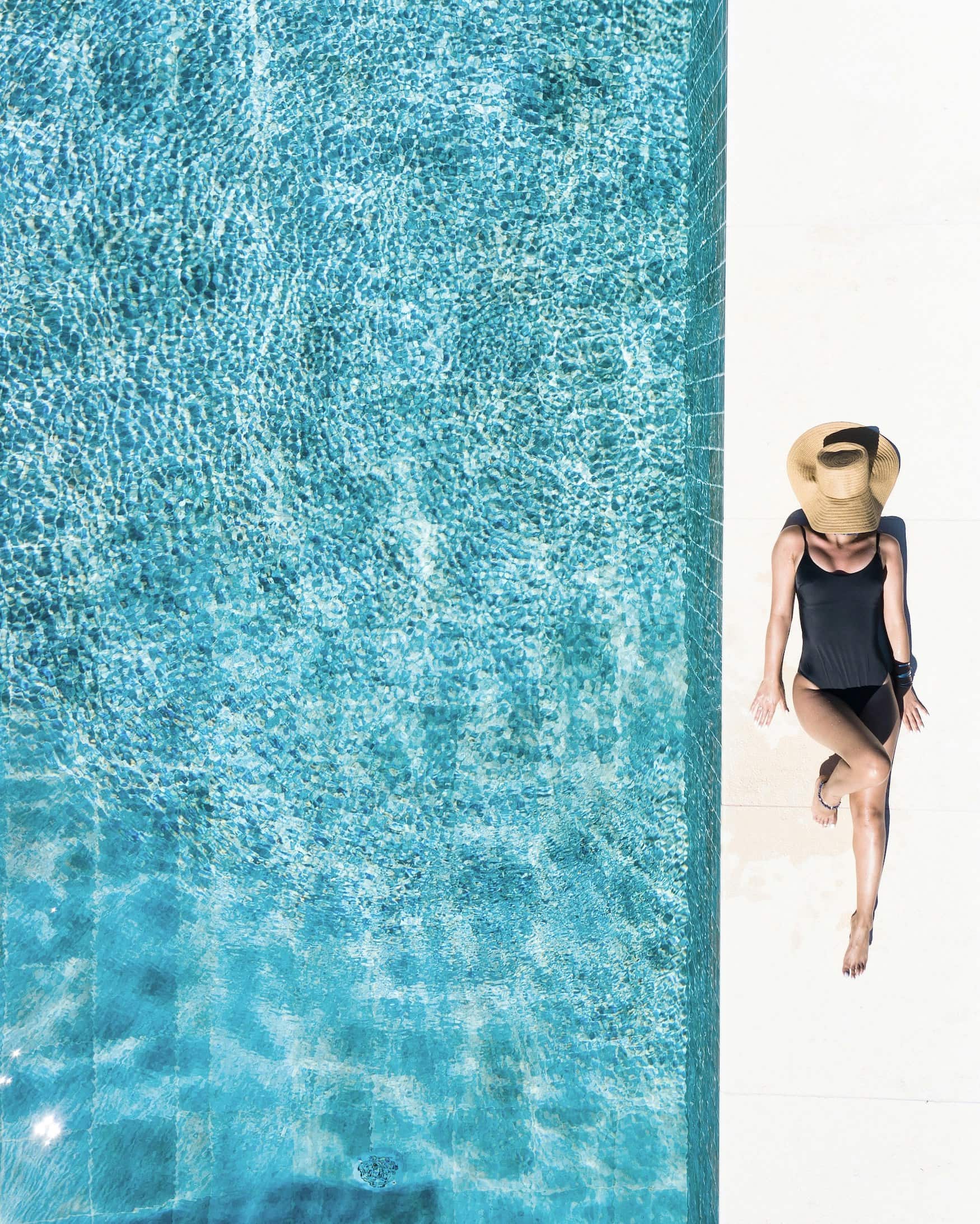Frau am Pool