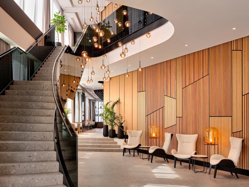 Eingangshalle eines Deisignhotels in Europa: AC Hotel Split