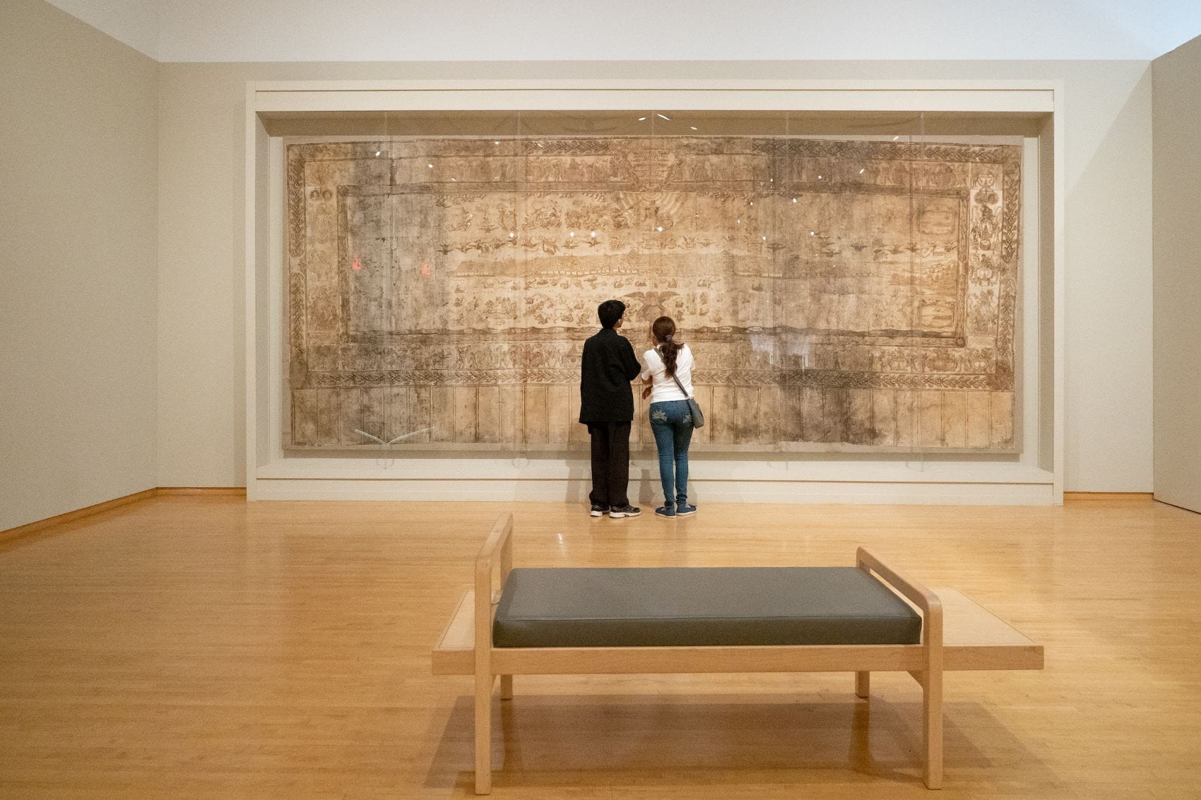 Paar vor Kunstwerk im Phoenix Art Museum