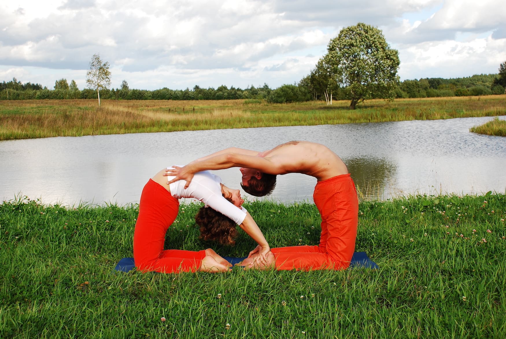  Paar bei Yoga