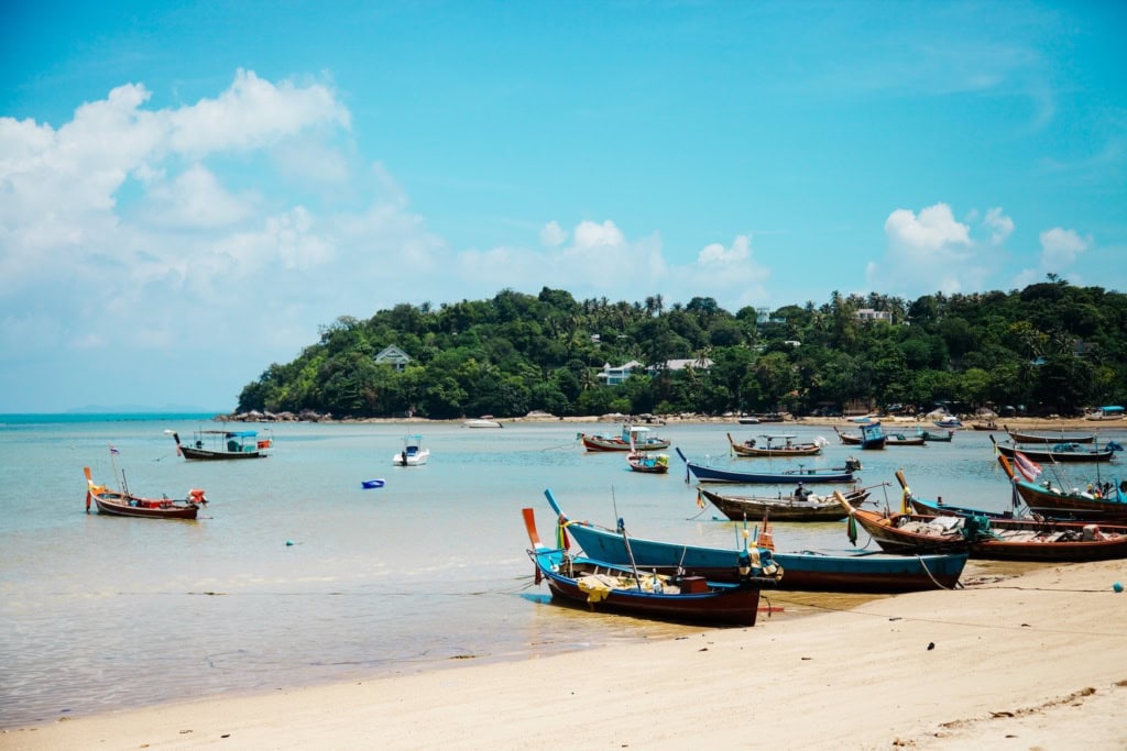 Boote am Strand in Thailand