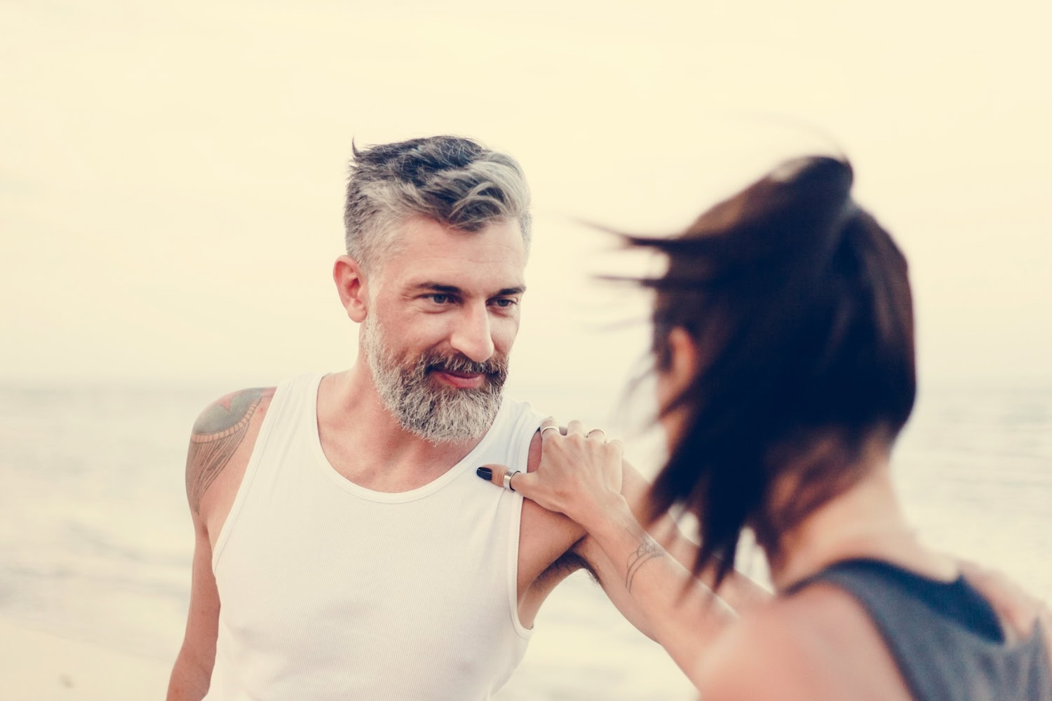 Paar am Strand intimate Wellness