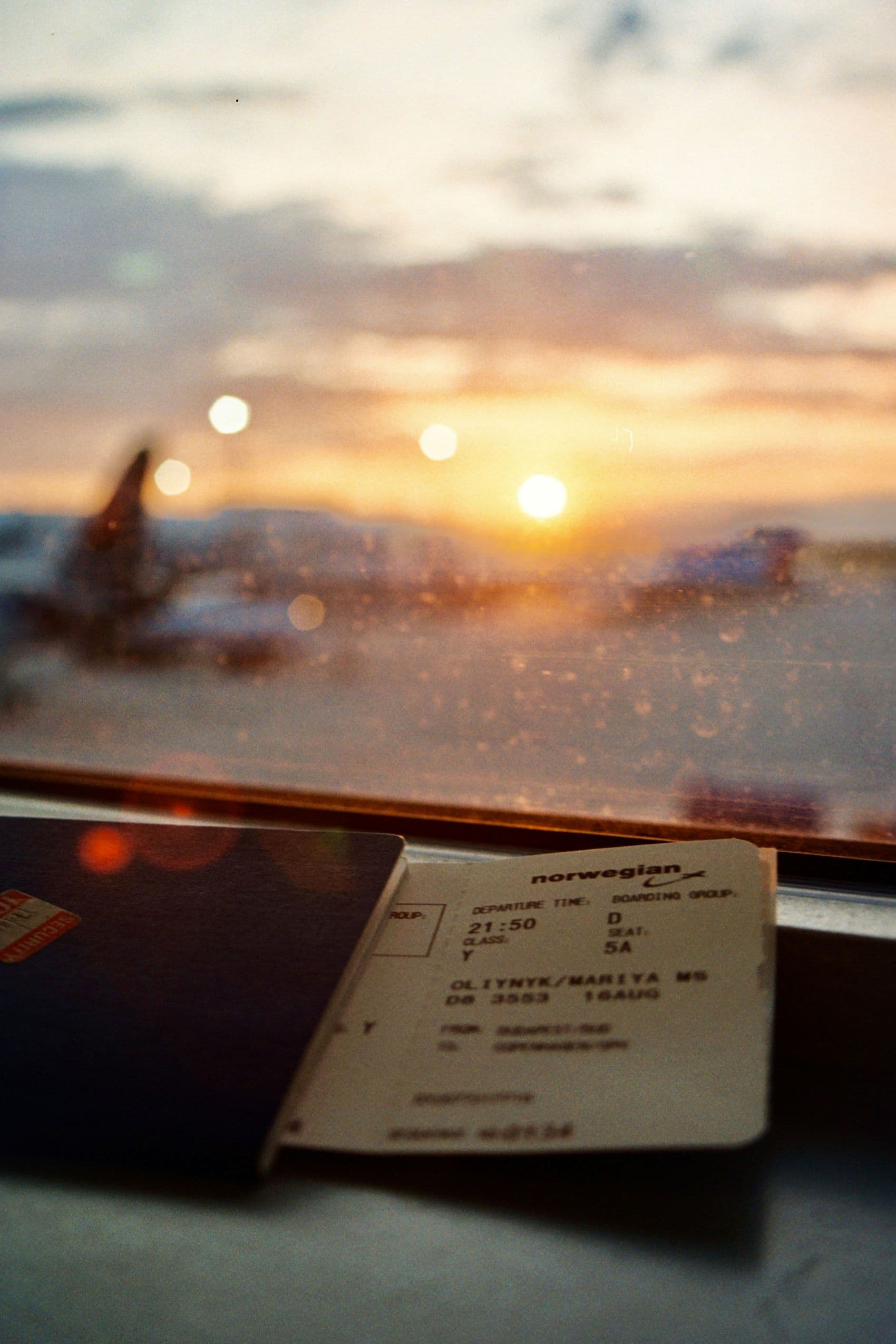Ticket von Norwegian, im Hintergrund Rollfeld