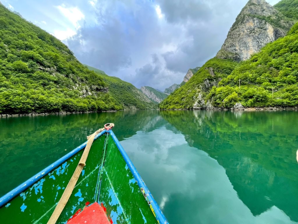 5 magische Orte in Albanien: Koman-Stausee