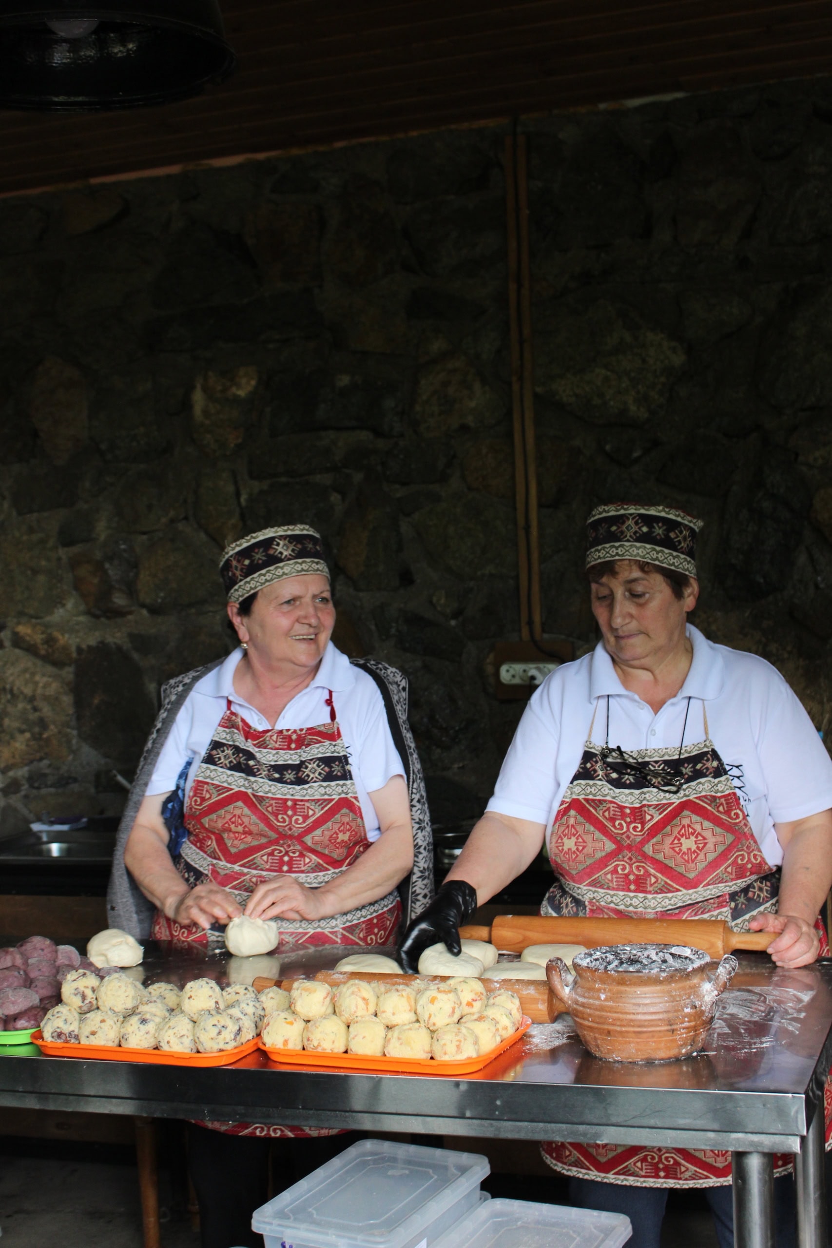 Zwei Frauen in traditioneller Kleidung in Armenien backen Lavasch