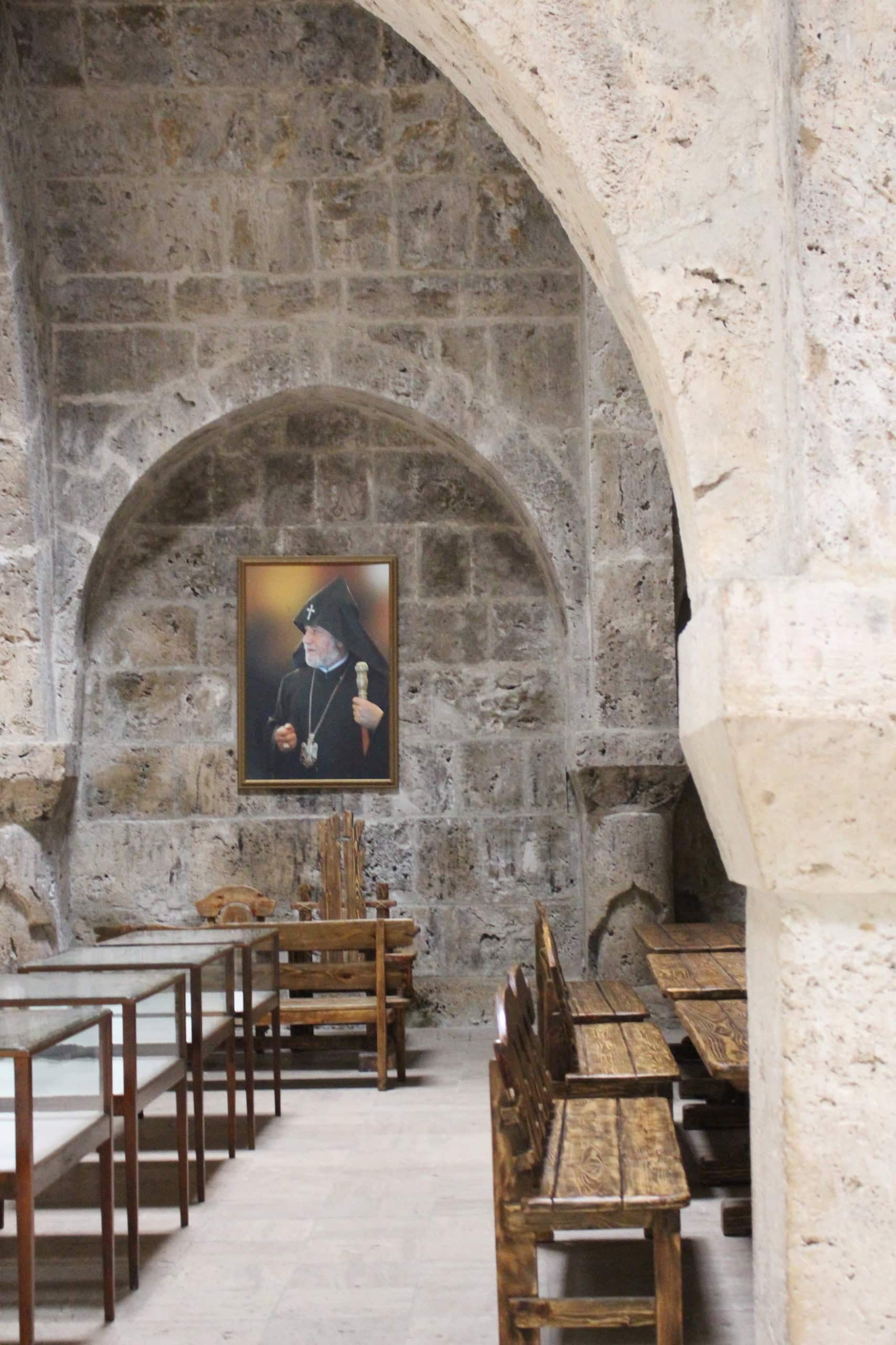 Speisesaal in einem armenischen Kloster; ein stilisiertes Bild an der Wand zeigt den armenischen Katholikus