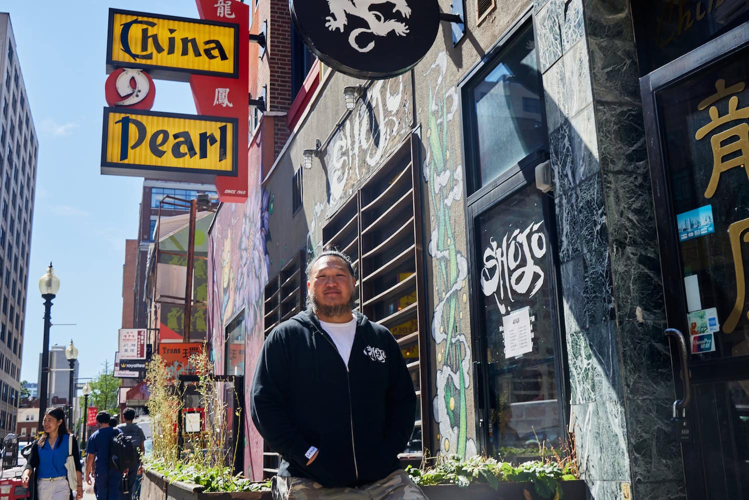 Ein Mann steht vor einem Restaurant in Chinatown in Boston