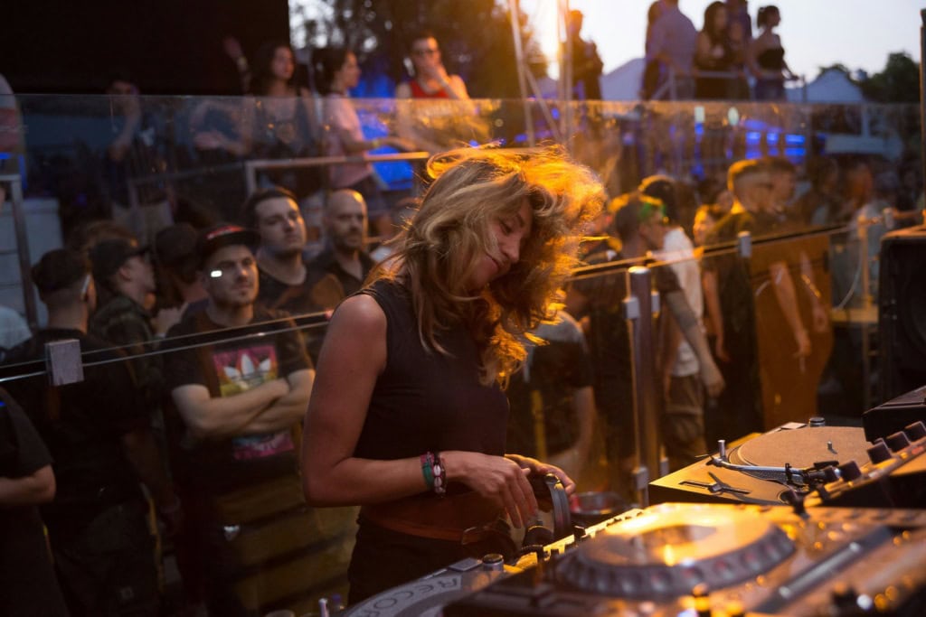 DJane am Mischpult auf einem Festival