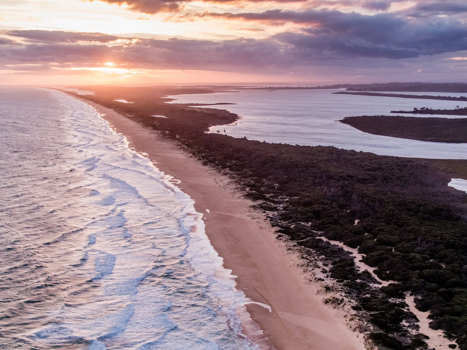 Ein schöner Sandstrand bei Sonnenuntergang in Australien um die Gippsland Lakes