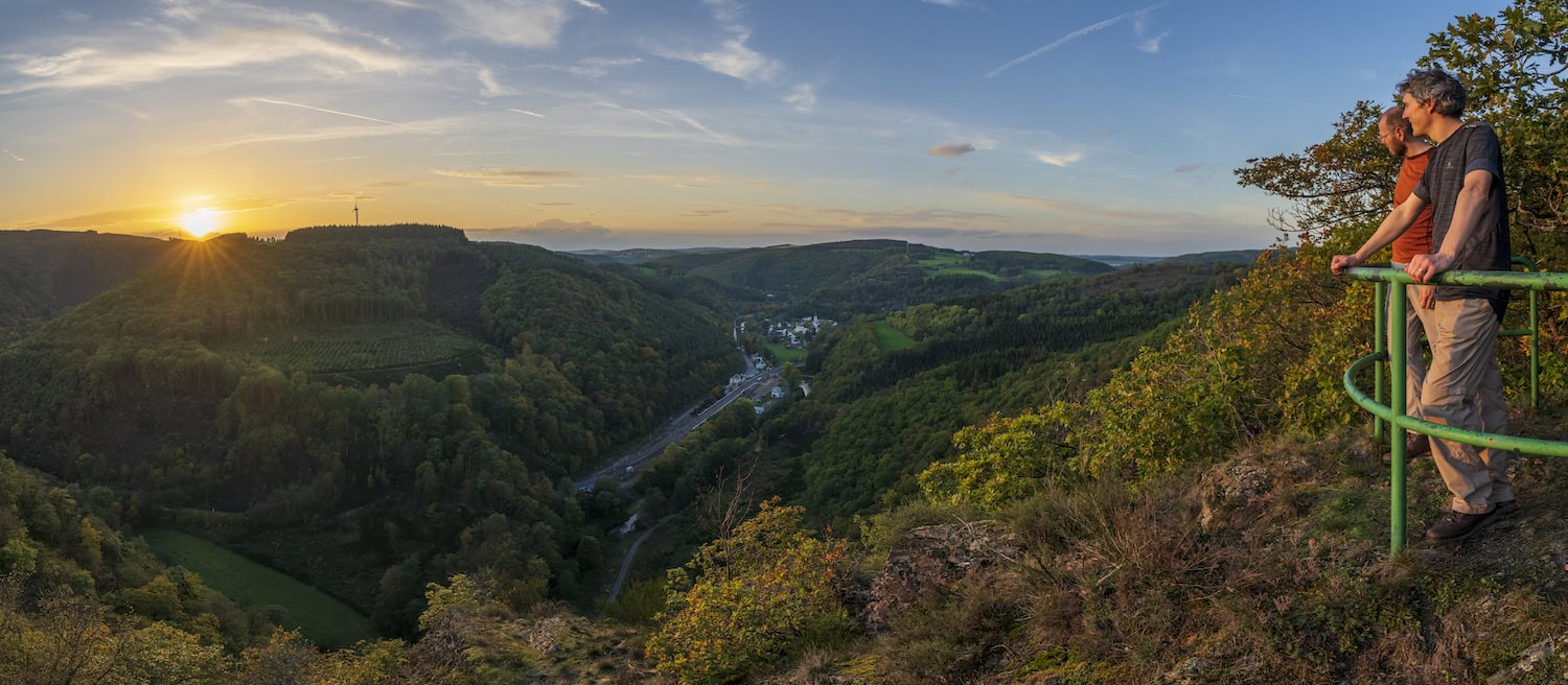 Zwei Menschen bewundern die schöne Aussicht vom Aussichtspunkt des Lee Trails