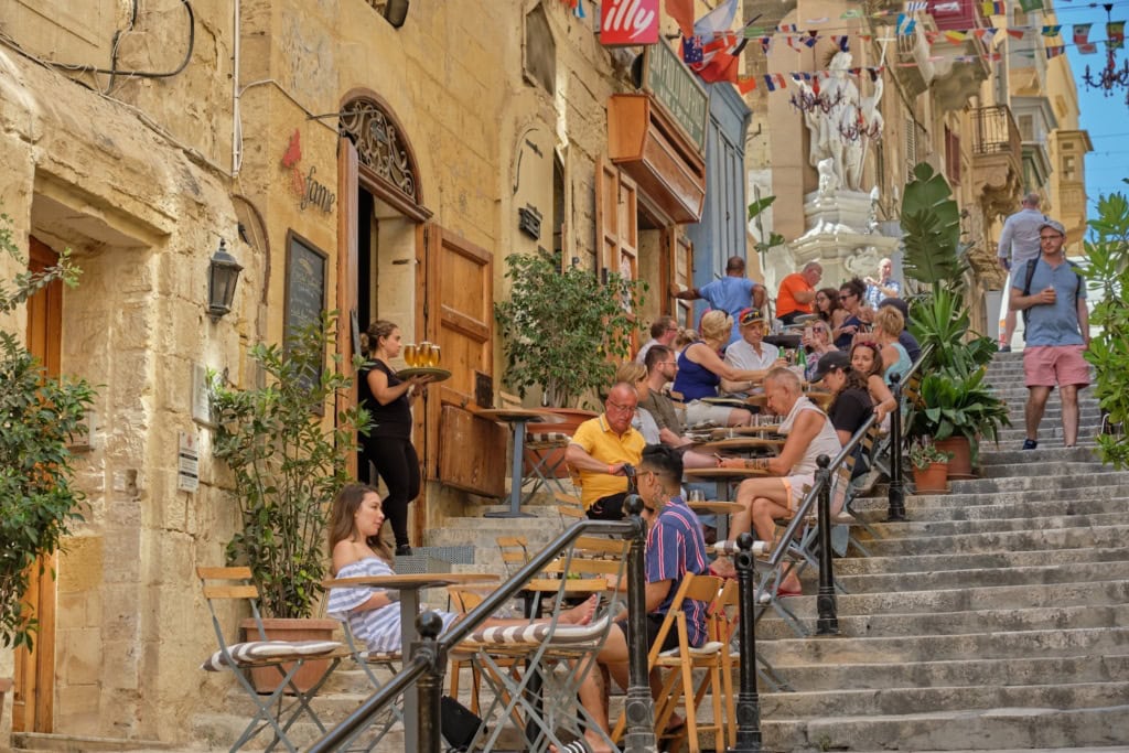 Menschen sitzen in einem Restaurant auf Malta