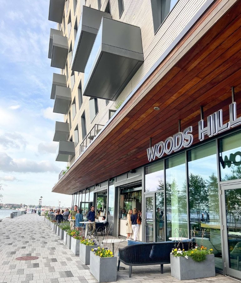 Restaurant Wood's Hill Pier Four in Boston von Außen