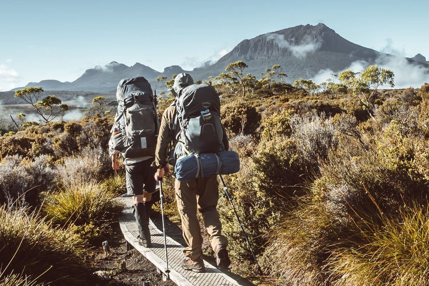 Zwei Wanderer in Tasmanien mit Aussicht auf Natur und Berge in Australien