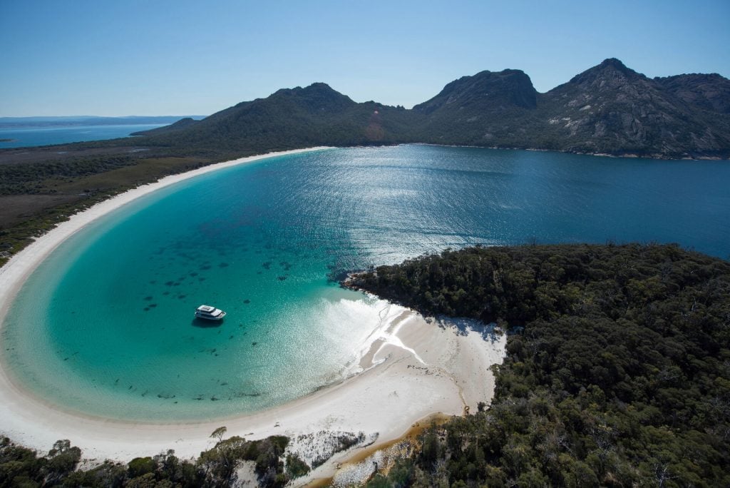 Die Aussicht auf die Wineglass Bay in Tasmanien