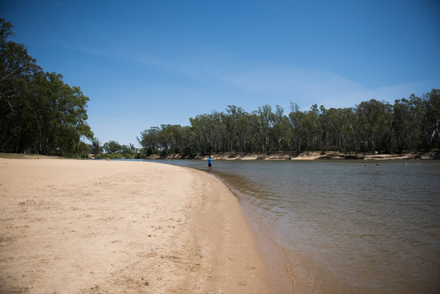 Person spaziert am Thompson's Beach im Urlaub in Australien