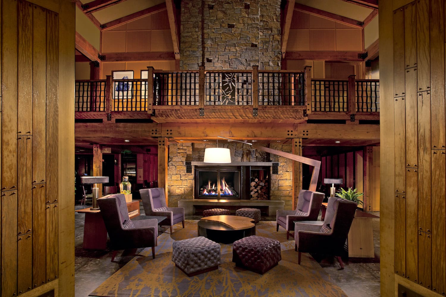 Kaminfeuer im nachhaltigen Urlaub in der Willows Lodge in Washington