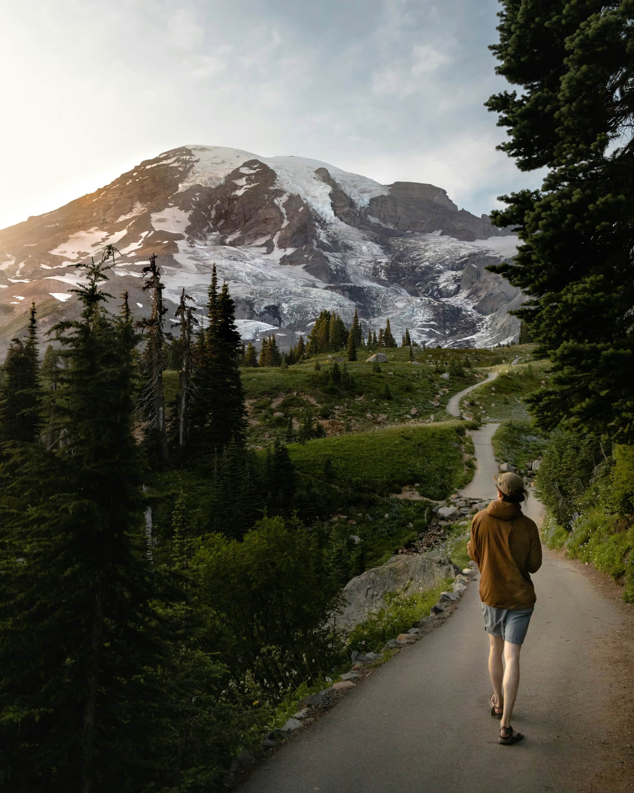 Person läuft durch den Mt. Rainier Nationalpark in Washington