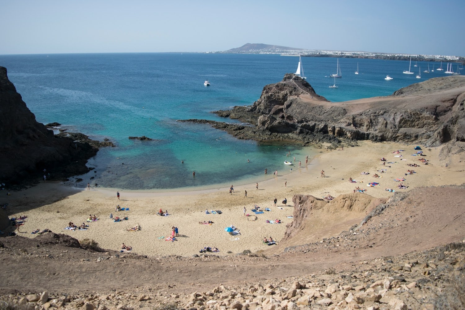 Strandbucht auf den Kanaren in Lanzarote