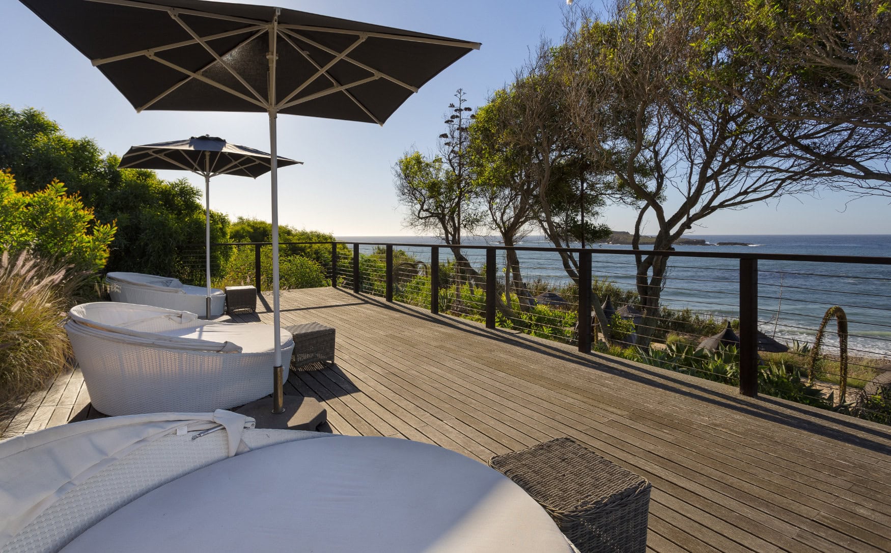Die Terasse des Reiseziel Martinhal Sagres Beach Family Resort im Sommer, mit Blick auf den Atlantik