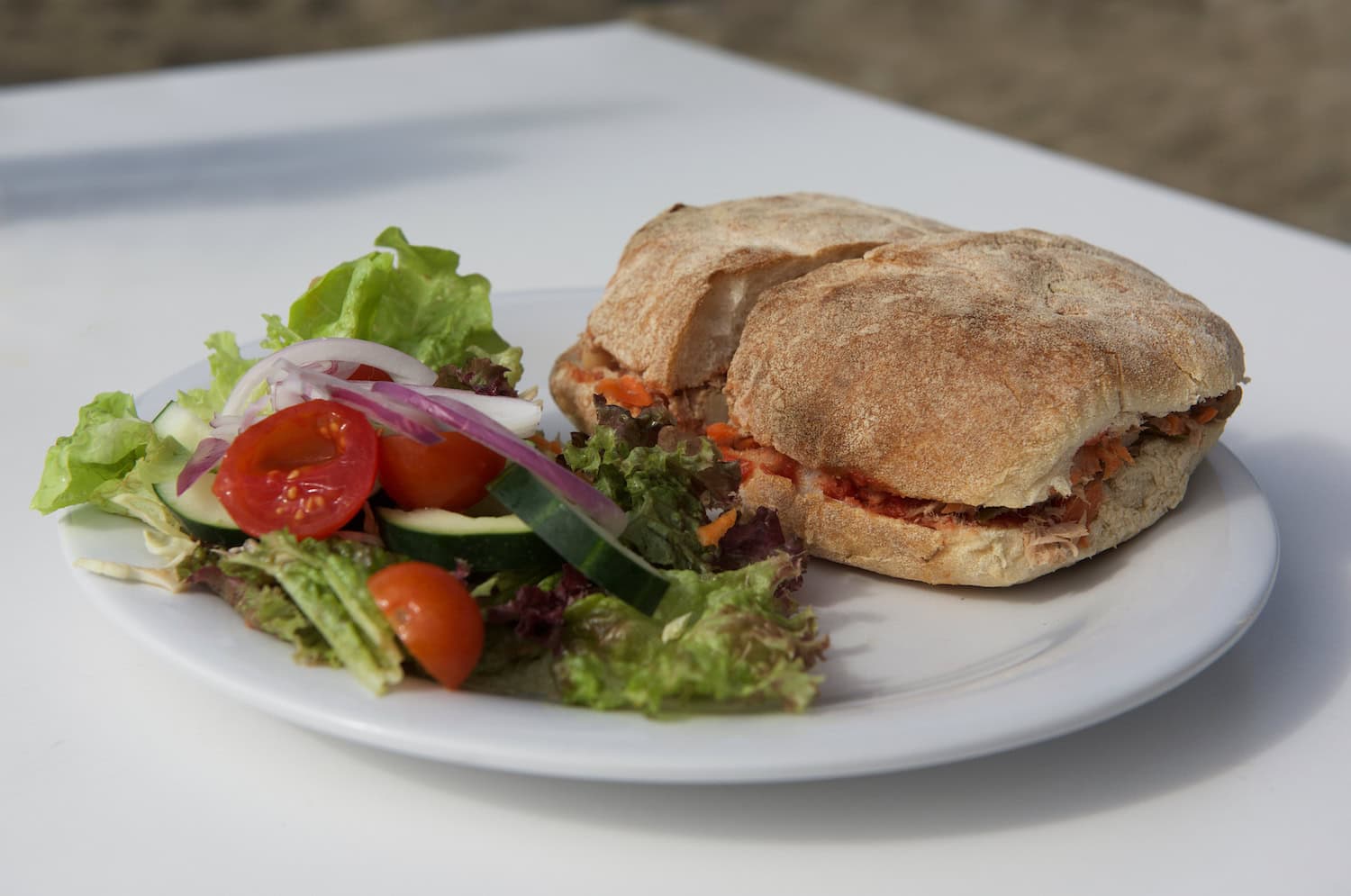 Ein Sandwich mit dem Brot Ftira