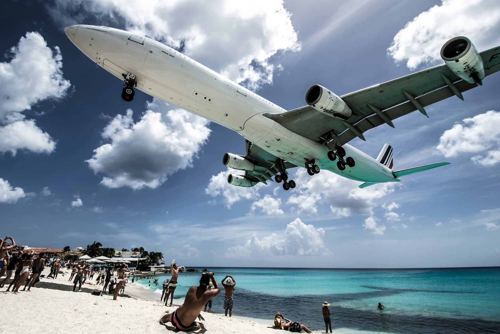 Flugzeug von Air France bei der Landung auf St. Martin