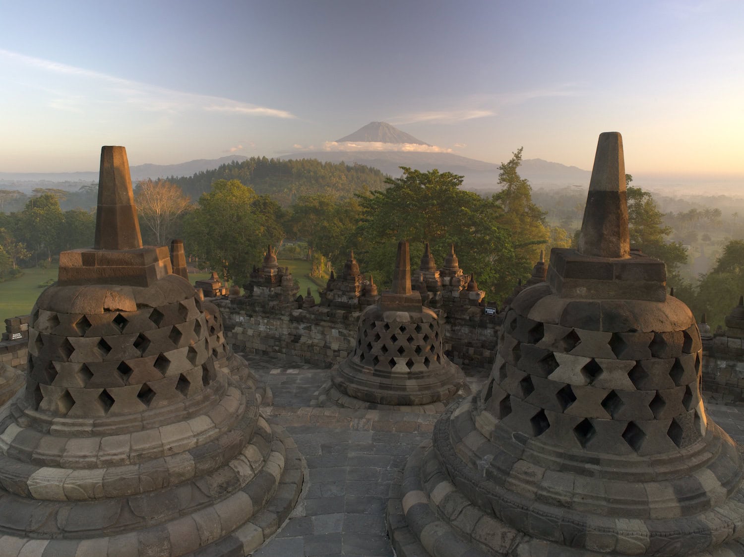 Der Borobudur Tempel im Sonnenaufgang in Indonesien