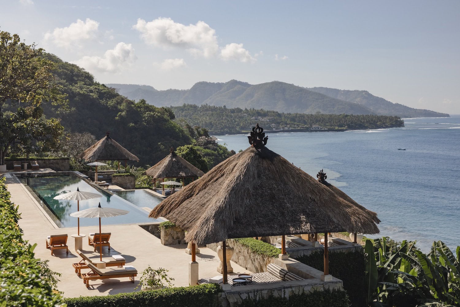 Die Poolterasse mit Meerblick des Amankila Resort