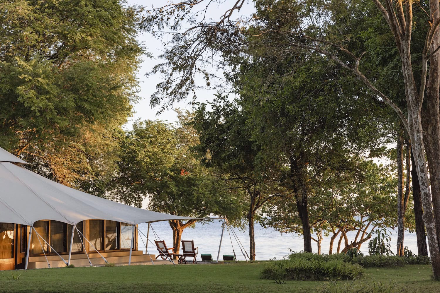 Ein Ocean-Tent des Amanwana in Indonesien mit Ausblick auf das Wasser