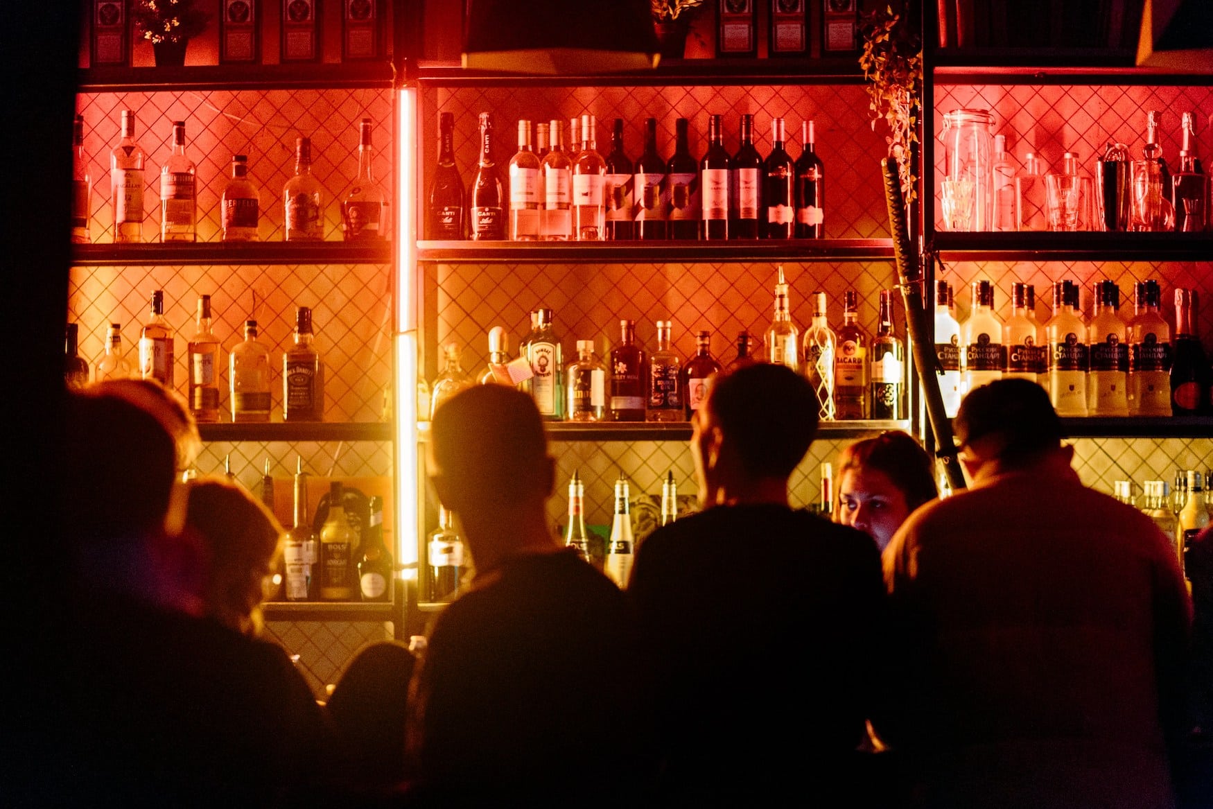 Menschen an einer Theke in einer Bar