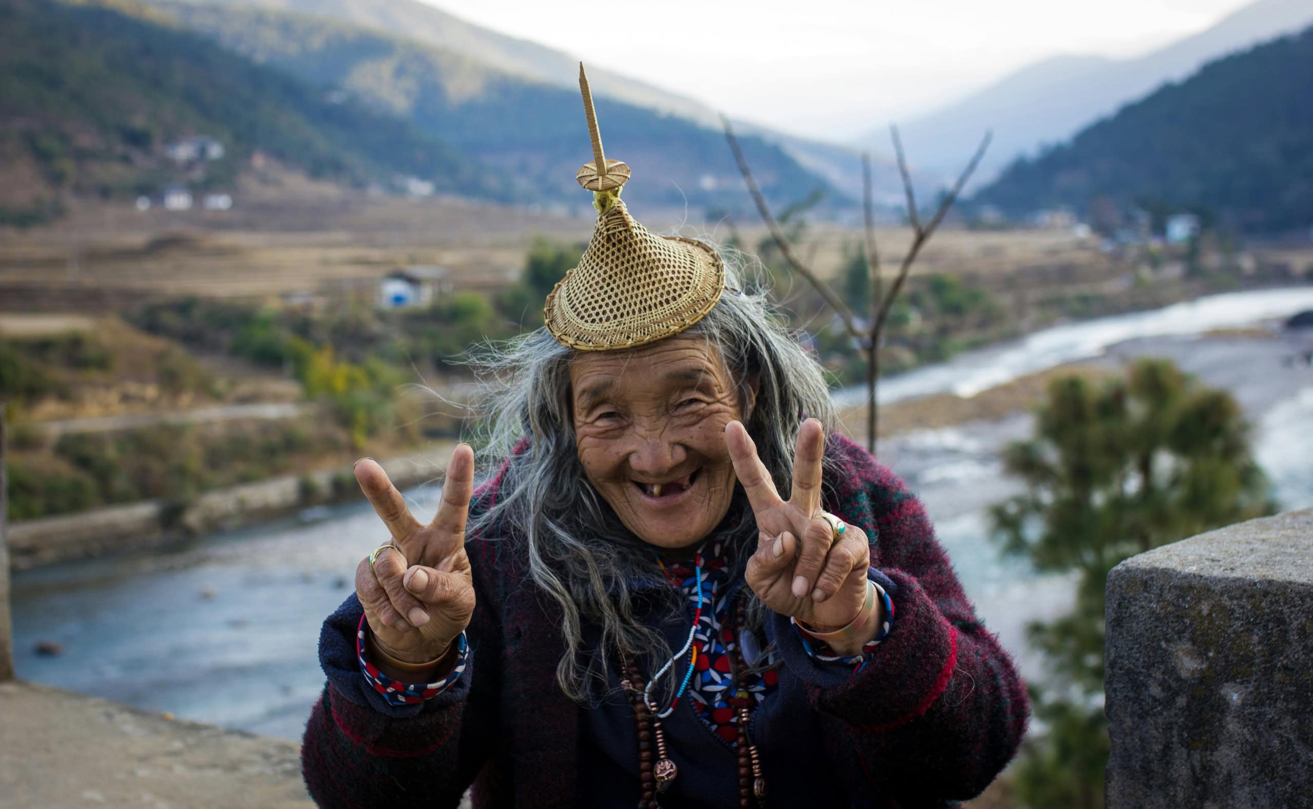 Frau in den Bergen von Bhutan