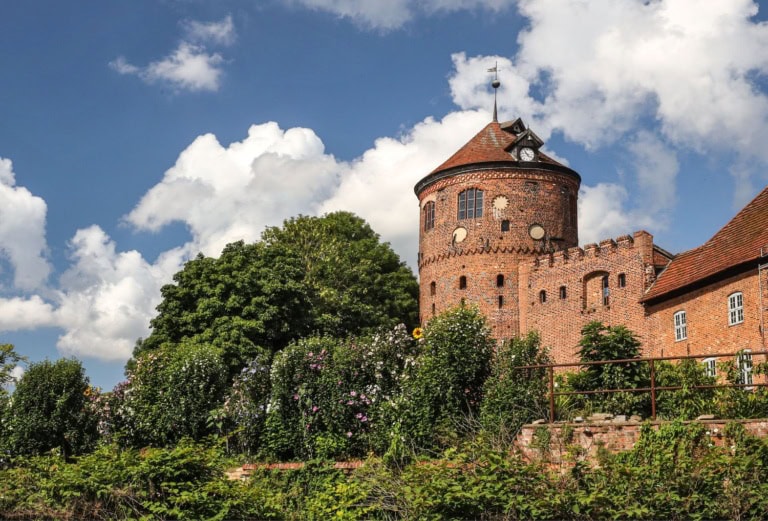 Idyllisch liegt die Burg Neustadt-Glewe.