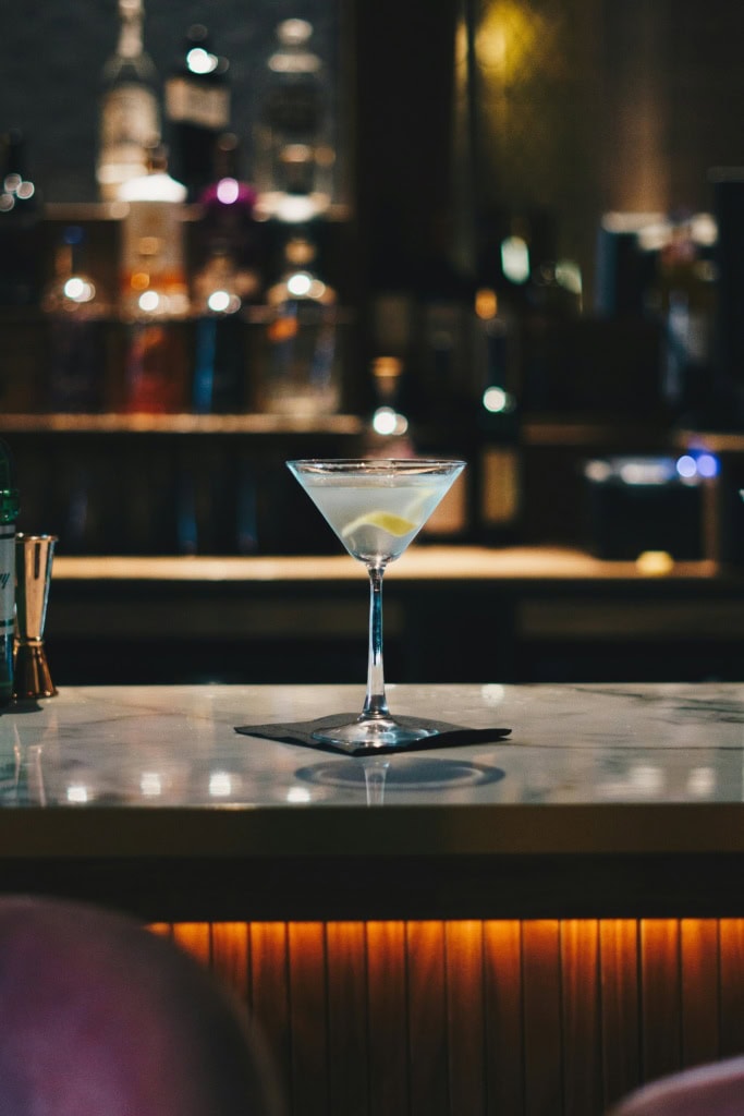 Drink auf dem Tresen in einer Bar