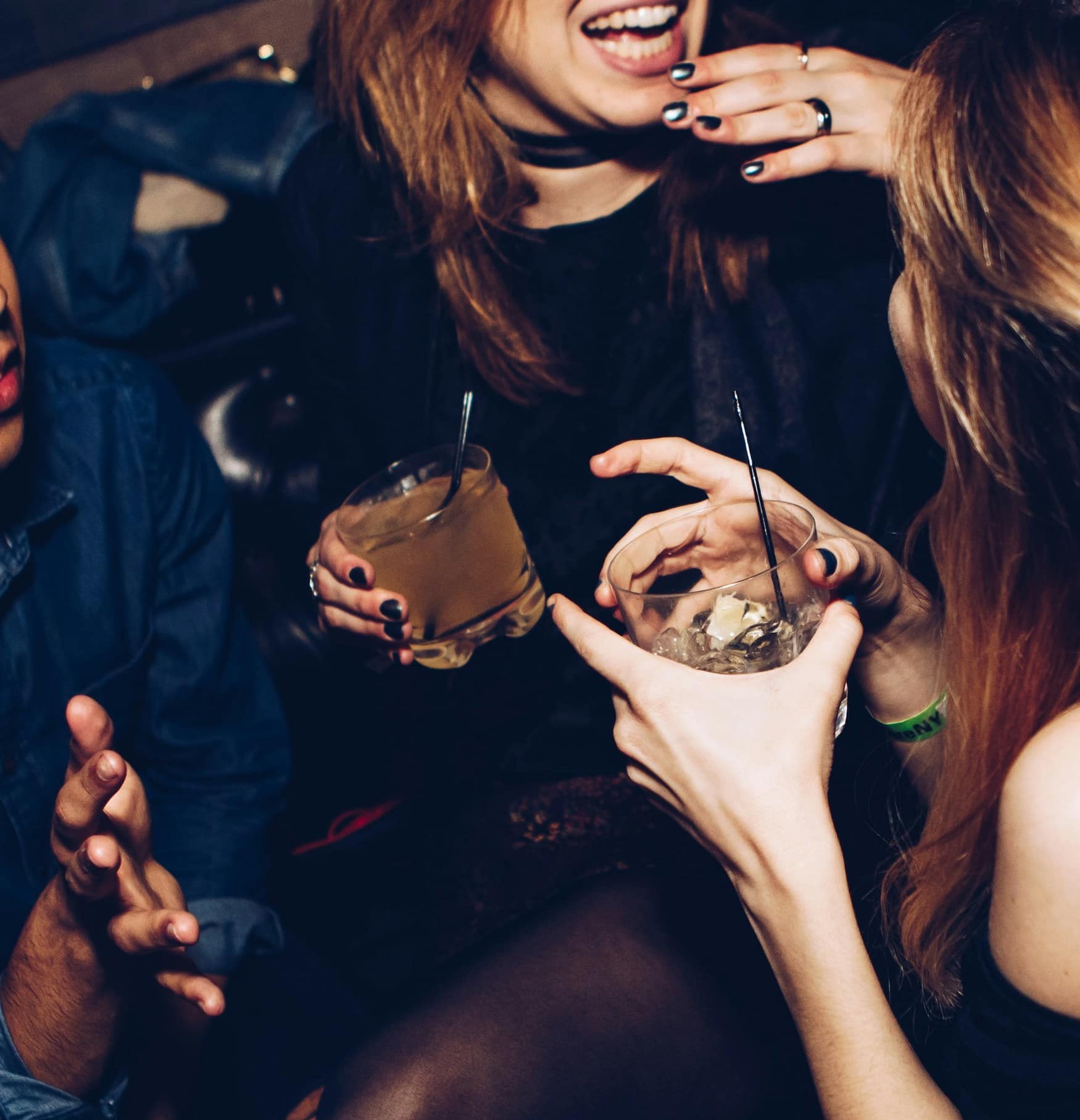 Frauen mit Drinks in der Hand