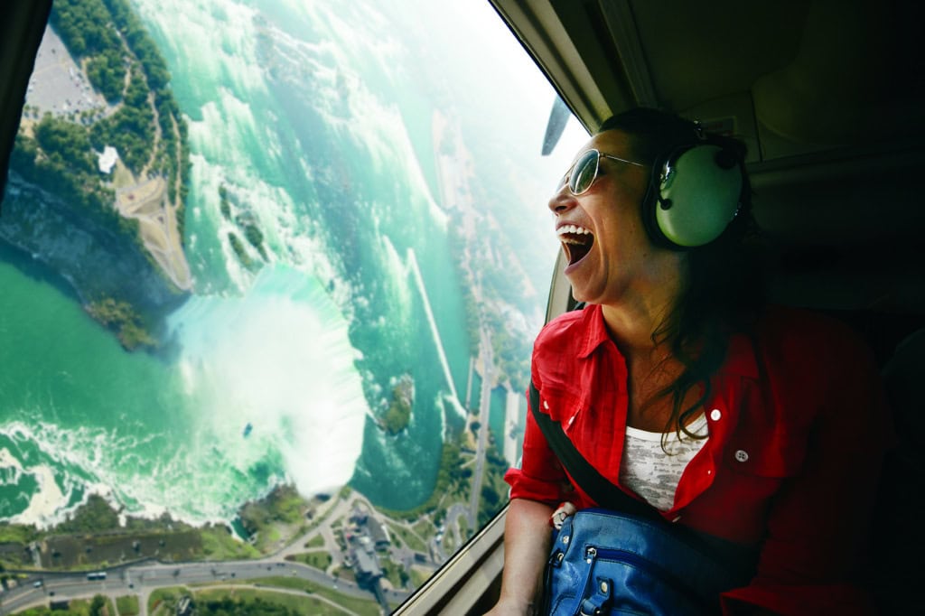 Luxusurlaub in Kanada: Aussicht aus dem Helikopter auf die Niagara Fälle in Ontario, Kanada